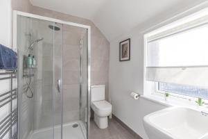 Un baño con ducha, inodoro y lavabo. en Charming 5-Bed Home with Garden and Parking, en Winchester 7 fotos más