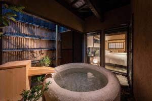 京都Nazuna Kyoto Higashi Honganji的卧室内的浴缸