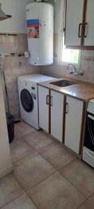 O bucătărie sau chicinetă la Departamento cómodo y acogedor +1 fotografie