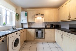 Dapur atau dapur kecil di 18FWC, 2 Bedroom, Sleeps 4, Town Centre Location, Secure Parking