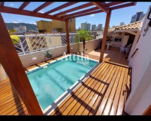 a swimming pool on the roof of a house at Suíte na Cobertura Enseada in Guarujá
