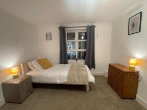 Katil atau katil-katil dalam bilik di 4 Bradford Old Town Swindon, 2 Bedroom, Sleeps 5, Free Secure Parking, Wifi, Long Stay Disc