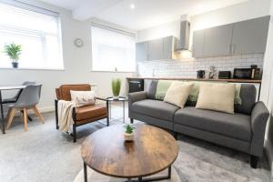 スウィンドンにあるFlat B Commercial Road, 3 Bedrooms, Sleeps 5, Located in town centreのソファとテーブルのあるリビングルーム +25枚の写真