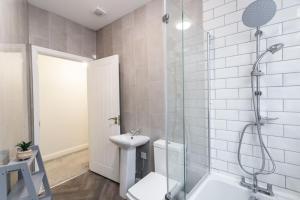 スウィンドンにあるFlat B Commercial Road, 3 Bedrooms, Sleeps 5, Located in town centreのシャワー、トイレ、洗面台を備えたバスルーム