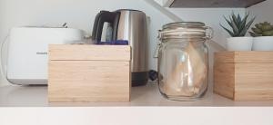 un pot d’eau assis sur un comptoir à côté d’un mixeur dans l'établissement Typical Quarter Nest, à Porto