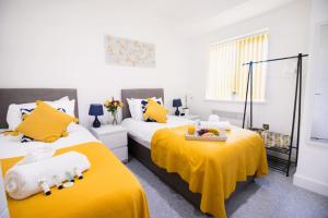 Postel nebo postele na pokoji v ubytování 6 CB - Spacious 2 Bedroom Apartment, Sleeps 3, Parking, Wifi