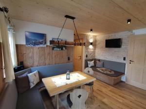 una sala de estar con una mesa y un sofá en Haus Felder - Garfrescha, en Sankt Gallenkirch