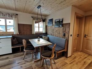 Un comedor con mesa y sillas en Haus Felder - Garfrescha, en Sankt Gallenkirch
