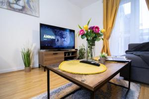 a living room with a coffee table and a tv at Brunel Apartment, Sleeps 4, 2 Bedrooms, Free parking, Long stay disc in Swindon