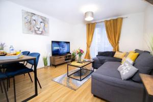 a living room with a couch and a table at Brunel Apartment, Sleeps 4, 2 Bedrooms, Free parking, Long stay disc in Swindon