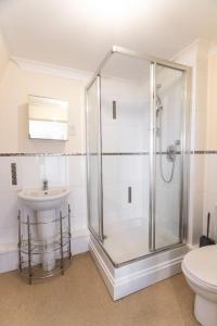 łazienka z prysznicem, toaletą i umywalką w obiekcie 12 Bradford Old Town Swindon, 2 Bedroom, Sleeps 5, Free Secure Parking, Wifi, Long Stay Disc w mieście Swindon +9 zdjęć