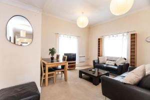 salon z kanapą i stołem w obiekcie 12 Bradford Old Town Swindon, 2 Bedroom, Sleeps 5, Free Secure Parking, Wifi, Long Stay Disc w mieście Swindon