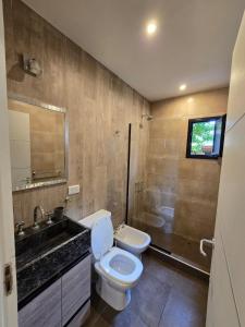 a bathroom with a toilet and a sink and a tub at Moradas del Bosque in Costa del Este