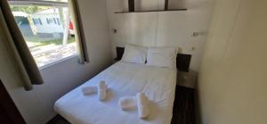 Postel nebo postele na pokoji v ubytování Mobile Home dans Camping 4 étoiles + 18 fotografií