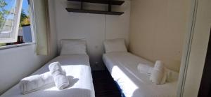 Postel nebo postele na pokoji v ubytování Mobile Home dans Camping 4 étoiles