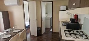 Kuchyň nebo kuchyňský kout v ubytování Mobile Home dans Camping 4 étoiles