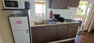 Kuchyň nebo kuchyňský kout v ubytování Mobile Home dans Camping 4 étoiles