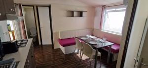 Kuchyň nebo kuchyňský kout v ubytování Mobile Home dans Camping 4 étoiles