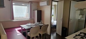 Kuchyň nebo kuchyňský kout v ubytování Mobile Home dans Camping 4 étoiles