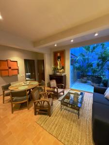 a living room with a couch and a table at Parque Juan Diego in Guadalajara