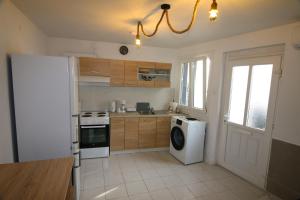 The Lemoni House -Skyathos- 1-bedroom apartment في مدينة سكياثوس: مطبخ مع ثلاجة وغسالة ومجفف +15 صورة