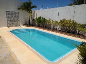 ein großer blauer Pool im Hof in der Unterkunft Casa na praia de Jatobá in Barra dos Coqueiros