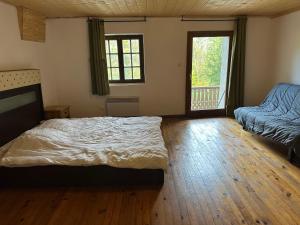 Ένα ή περισσότερα κρεβάτια σε δωμάτιο στο Le Moulin