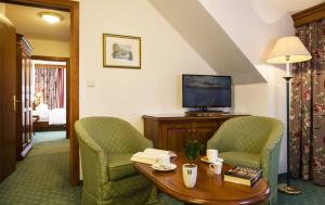 Televízia a/alebo spoločenská miestnosť v ubytovaní Alpenhotel St.Christoph