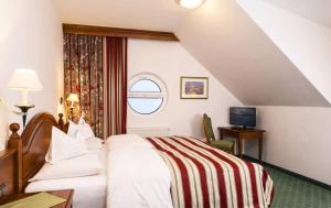 Posteľ alebo postele v izbe v ubytovaní Alpenhotel St.Christoph