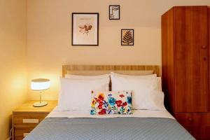 Un dormitorio con una cama con una almohada encima. en Anelia's Home, en Mákri