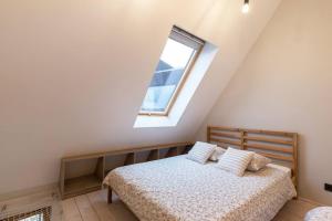 ein Schlafzimmer mit einem Bett und einem Fenster in der Unterkunft Modern Svencelė Cottage II-Friends and Family in Svenele + 21 Fotos