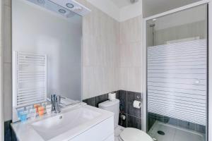 Un baño con lavabo, inodoro y ducha. en Bluestay 135 - Charming apartment, en Bagnolet 9 fotos más