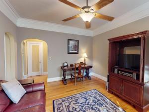 un soggiorno con divano e TV a schermo piatto di Southern Charm on Liberty a Savannah