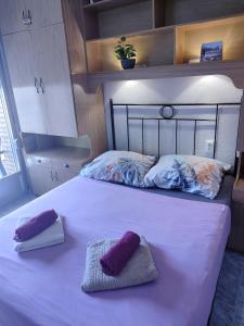 Una cama con dos almohadas encima en una habitación. en Apartamento Acequion, en Torrevieja