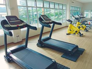 Fitness centrum a/nebo fitness zařízení v ubytování Residensi Meru Raya