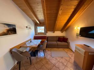 salon z kanapą i stołem w obiekcie Chalet Romy AP 3 w mieście Pramauron