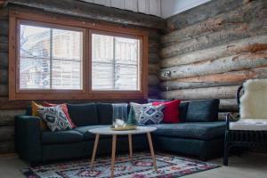 a living room with a couch and a table at Vuokatinportintie in Vuokatti
