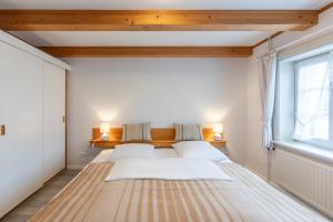 Кровать или кровати в номере Direkt am Deich - Ferienwohnung Sylt im Gästehaus Am Badedeich