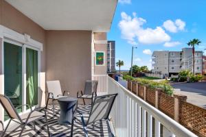 Un balcón o terraza en Beachside Colony Unit 613