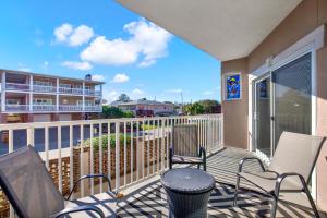 Un balcón o terraza en Beachside Colony Unit 613