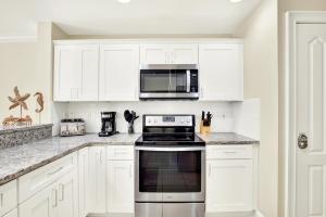 Una cocina o cocineta en Beachside Colony Unit 613
