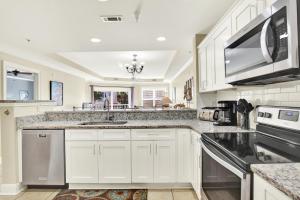 Una cocina o cocineta en Beachside Colony Unit 613