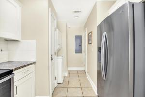 Una cocina o cocineta en Beachside Colony Unit 613