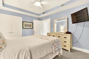 Una cama o camas en una habitación de Beachside Colony Unit 613