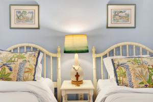 Una cama o camas en una habitación de Beachside Colony Unit 613