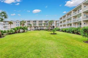 Un jardín fuera de Beachside Colony Unit 613