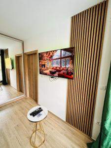 Μια τηλεόραση ή/και κέντρο ψυχαγωγίας στο Lexi Green Hills apartman