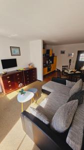 NipmerowにあるFeWo 1 im Ferienhaus Lohme -Hagen im Nationalparkのソファとテーブルのあるリビングルーム