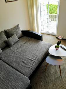 NipmerowにあるFeWo 1 im Ferienhaus Lohme -Hagen im Nationalparkのソファとテーブルのあるリビングルーム