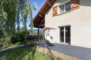 ptak siedzący na ganku domu w obiekcie Cabana & Maison Entre Lacs & Montagnes -Proche Annecy w mieście Sales
